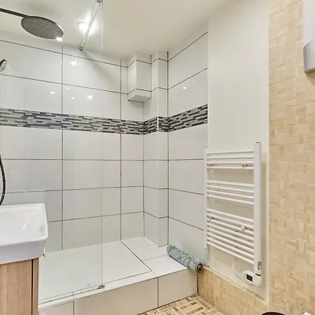 Rent A - Cosy 2bdr Apartment *